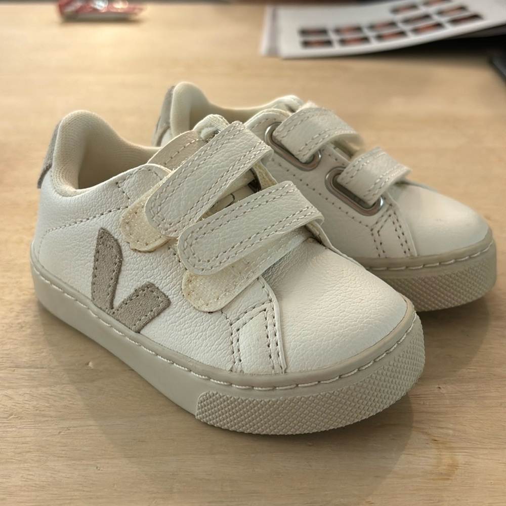 Like new! Only worn once for a photo shoot